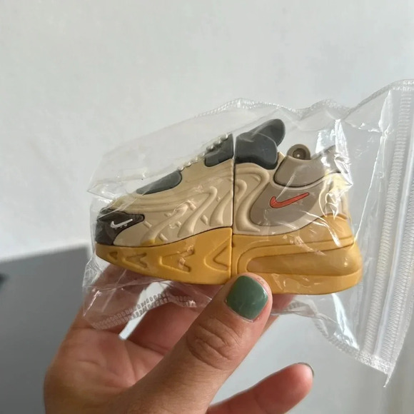 Nike Shoes Cover EarPods | 1/2 generation - Picture 4 of 4